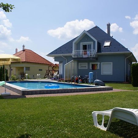 Kek Vendeghaz Family Resort Gyenesdiás Exterior foto