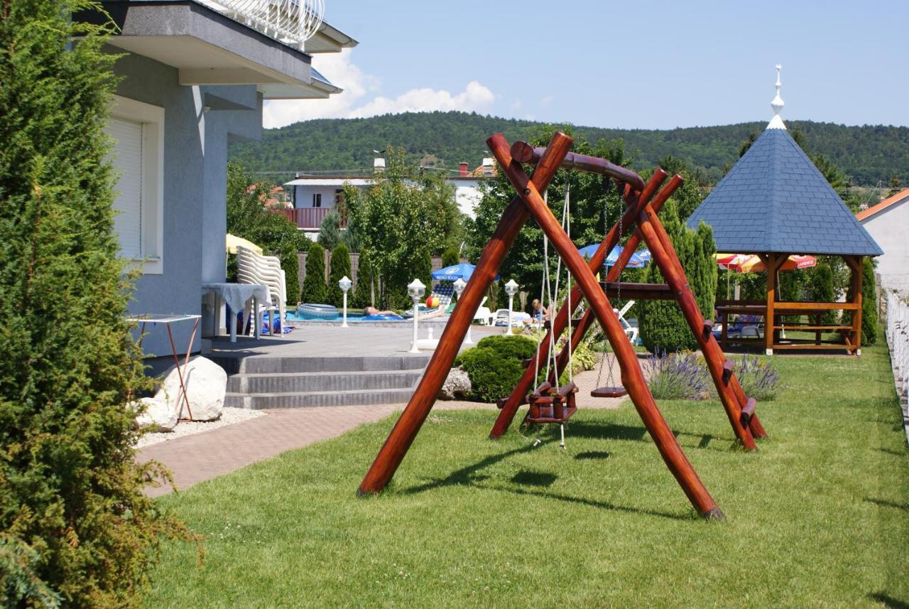 Kek Vendeghaz Family Resort Gyenesdiás Exterior foto