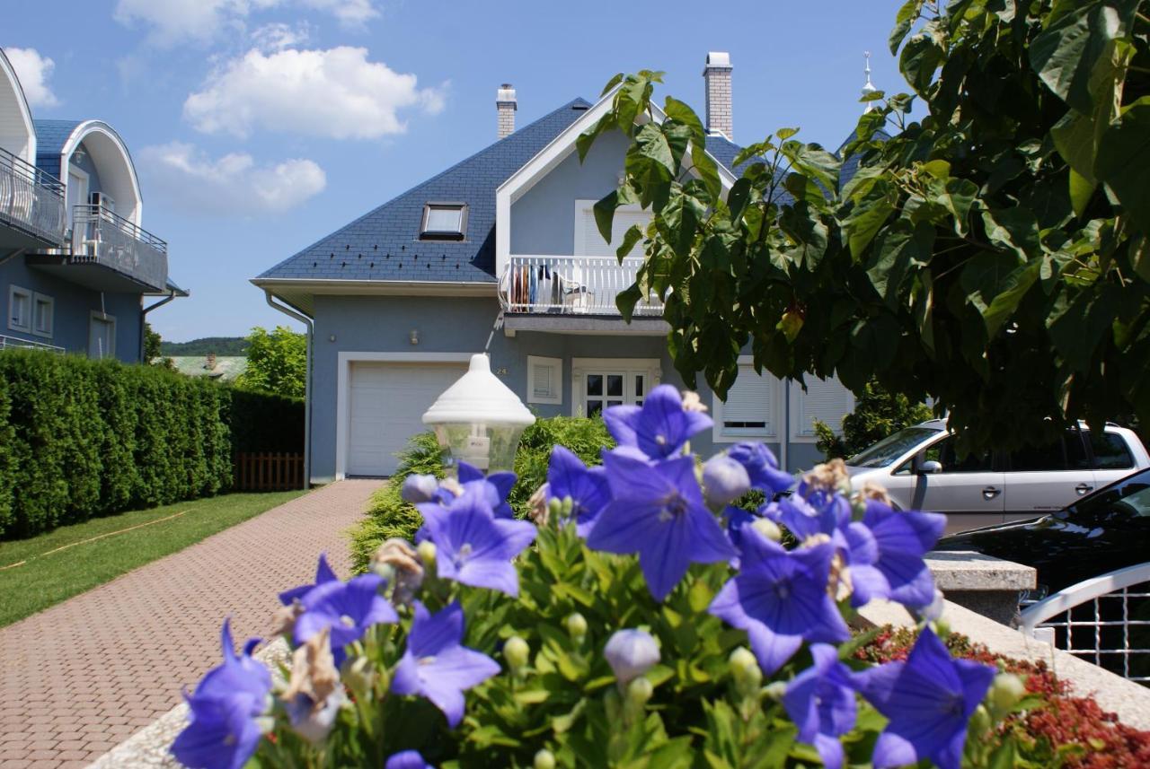 Kek Vendeghaz Family Resort Gyenesdiás Exterior foto