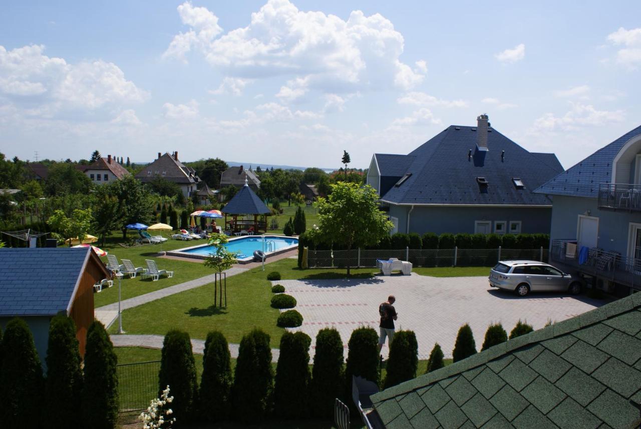 Kek Vendeghaz Family Resort Gyenesdiás Exterior foto