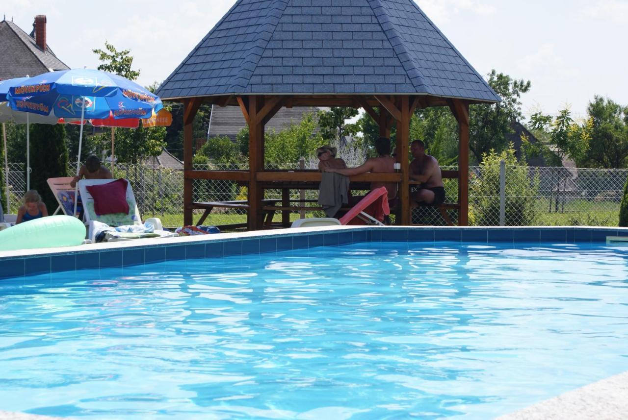 Kek Vendeghaz Family Resort Gyenesdiás Exterior foto