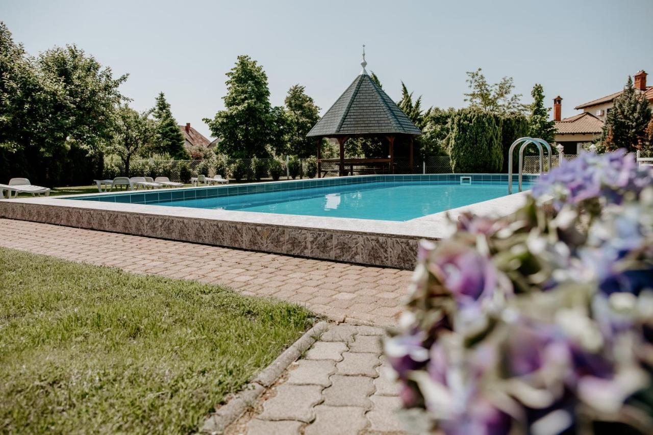 Kek Vendeghaz Family Resort Gyenesdiás Exterior foto
